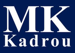 Weiße Aufschrift "MK Kadrou" auf dunkelblauem Hintergrund.