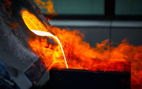 Flüssiges Metall wird in eine Form gegoßen