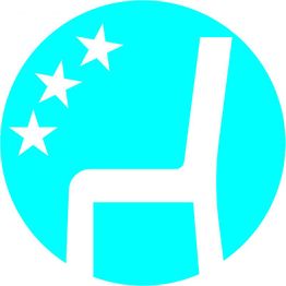 Weißer Stuhl und drei Sterne auf hellblauem Hintergrund.