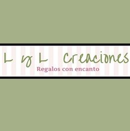 Texto: "L y L Creaciones, Regalos con encanto" en fondo a rayas.