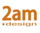 Scritta "2am design" in arancione su sfondo bianco, con punti e linee curve stilizzate.