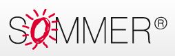 Logo mit Schrift "SOMMER", das O ist stilisiert als rote Sonne mit Strahlen.