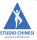 Logo "Studio Chinesi" con figura stilizzata in posa yoga su sfondo triangolare blu.