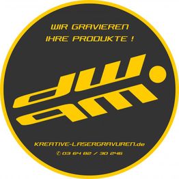Rundes Logo, gelber Text auf schwarzem Hintergrund: "Wir gravieren Ihre Produkte!"