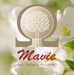Logo mit Baum und Omega-Symbol, Text "Mavie: Aus Liebe zum Leben", vor weißen Blüten.