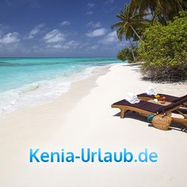 Strand mit Liegestühlen am türkisfarbenen Meer, Palmen im Hintergrund, Text: Kenia-Urlaub.de