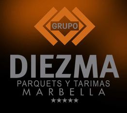 Logo de Grupo Diezma, parquets y tarimas en Marbella, con fondo naranja y cinco estrellas.