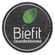 Logo van Biefit Gezondheidswinkel met een groene blad op een donkere, houten achtergrond.