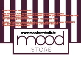 Testo promozionale su sfondo a righe con loghi di "mood store" e contatti per informazioni.