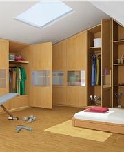Dormitorio moderno con gimnasio, armarios de madera, cama baja y luz natural del techo.