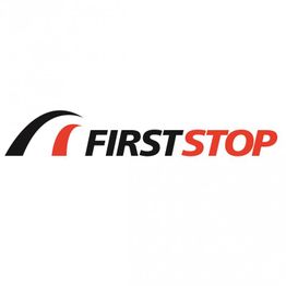 Logo mit Schriftzug "FIRST STOP" in Schwarz und Rot, darüber stilisierte Straßenbögen.