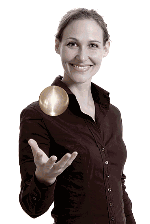 Frau jongliert mit goldenem Ball und lächelt, trägt eine schwarze Bluse.