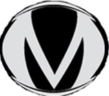 Schwarzes "M" in ovalem, silbernem Rahmen, stilisiertes Logo auf weißem Hintergrund.