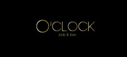 O'CLOCK club & bar en letras doradas sobre fondo negro.