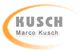 Logo mit grauem Text "KUSCH" und "Marco Kusch", umrahmt von einem orangefarbenen Bogen.