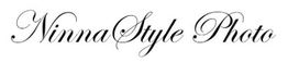 Tekstlogo: "NinnaStyle Photo" i elegant, sort håndskrift på hvid baggrund.