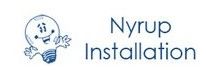 Tegning af en glad pære ved siden af teksten "Nyrup Installation".