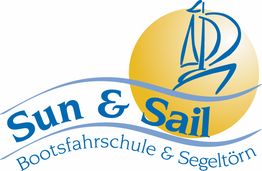 Logo von "Sun & Sail" mit gelber Sonne und blauer Segelgrafik. Text: Bootsfahrschule & Segeltörn.