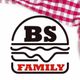 Logotipo de hamburguesa con las letras "BS Family" y un mantel de cuadros rojos y blancos.