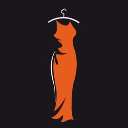 Orange Abendkleid auf Bügel vor schwarzem Hintergrund.