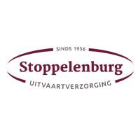 Logo van Stoppelenburg Uitvaartverzorging met tekst 'Sinds 1956', paars en grijs.