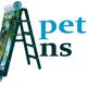 Logo mit Leiter und Tapetenrolle, die Buchstaben für "Tapeten Hans" bilden, mit Strandmotiv.