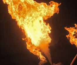 Feuer spucken mit brennenden Händen