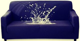 Sofá azul oscuro con una salpicadura de agua en el asiento.