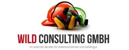 Schutzhelm und Gehörschutz über dem Schriftzug „Wild Consulting GmbH“, Berater für Arbeitssicherheit.