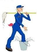 Karikatur eines Mannes in Blau mit Mopp über der Schulter, tritt in Wassereimer.