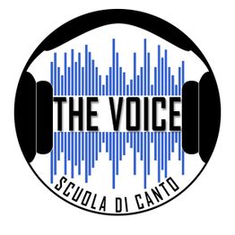 Logo con cuffie e onde sonore blu, testo: "The Voice Scuola di Canto".
