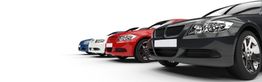 Vier Autos in Blau, Weiß, Rot und Schwarz stehen nebeneinander auf weißem Hintergrund.