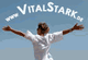 Person mit ausgestreckten Armen vor blauem Himmel, Schriftzug "www.vitalstark.de" oben.