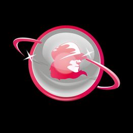 Ein stilisiertes Porträt in einem rot-weißen Planetenemblem mit zwei Ringen auf schwarzem Hintergrund.