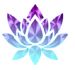 Abstrakte lila-blaue Lotusblume, stilisiertes Design auf weißem Hintergrund.