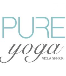 Schriftzug: "PURE yoga VIOLA SPRICK" in blauen und grauen Buchstaben auf weißem Hintergrund.