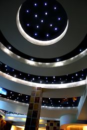 Moderne Decke mit kreisförmigen, beleuchteten Etagen und LED-Leuchten in Sterndesign.