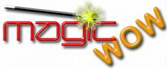 Schriftzug "magic wow" mit Zauberstab und Funken auf weißem Hintergrund.