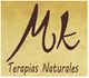 Logotipo de "Mk Terapias Naturales" en fondo amarillo.