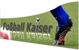 "Schriftzug 'Fußball Kaiser' mit Fußball und Bein eines Spielers auf grünem Rasen."