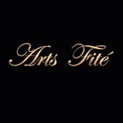 Texto dorado "Arts Fitè" sobre fondo negro.