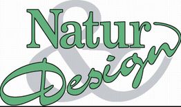 Text "Natur & Design" in Grün mit einem grauen Schatten im Hintergrund.