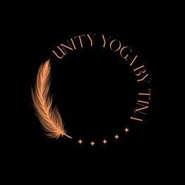 Eine goldene Feder und Sterne bilden einen Kreis mit der Aufschrift "Unity Yoga by Tina".