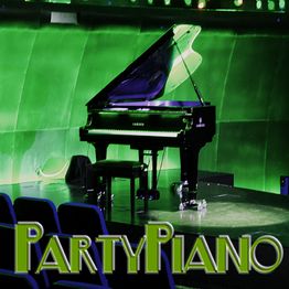 Flügel auf grün beleuchteter Bühne, Schriftzug "PartyPiano" im Vordergrund.