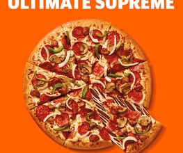 Pizza de pepperoni, champiñones y pimientos sobre fondo naranja con texto "Ultimate Supreme".