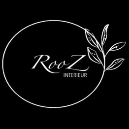 Logo van RooZ Interieur, met een cirkel en tak met bladeren, op een zwarte achtergrond.