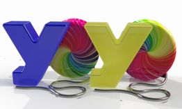 Lettere "YOYO" colorate con spirali arcobaleno sullo sfondo.
