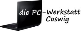 Schwarzer Laptop mit Schriftzug "die PC-Werkstatt Coswig" daneben.