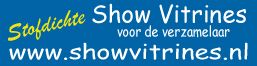 Blauwe banner met tekst: "Stofdichte Show Vitrines voor de verzamelaar, www.showvitrines.nl".