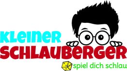 Comic-Illustration: Kind mit Brille hinter Text "Kleiner Schlauberger", mit Würfel-Symbol.